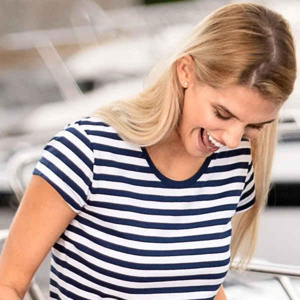 Γυναικείο ναυτικό μπλουζάκι - Πιο βαθιά στρογγυλή λαιμόκοψη